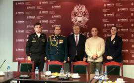 Директор Президентской академии в Санкт-Петербурге Андрей Хлутков встретился со студентами — участниками СВО