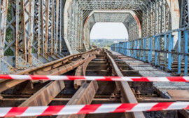 Власти Санкт-Петербурга не нашли денег на ремонт «моста глупости»