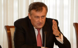 Дрозденко в честь 8 Марта прочитал Шекспира женщинам Ленобласти