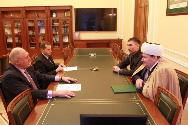 Александр Говорунов на встрече с настоятелем Соборной мечети Санкт-Петербурга, муфтием Равилем Панчеевым
